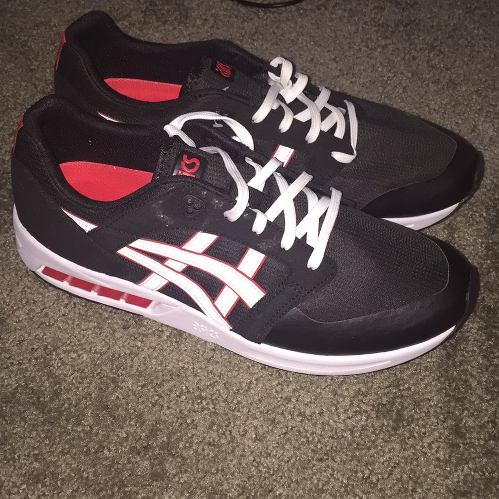 Men’s black White and Red ASICS Size 11